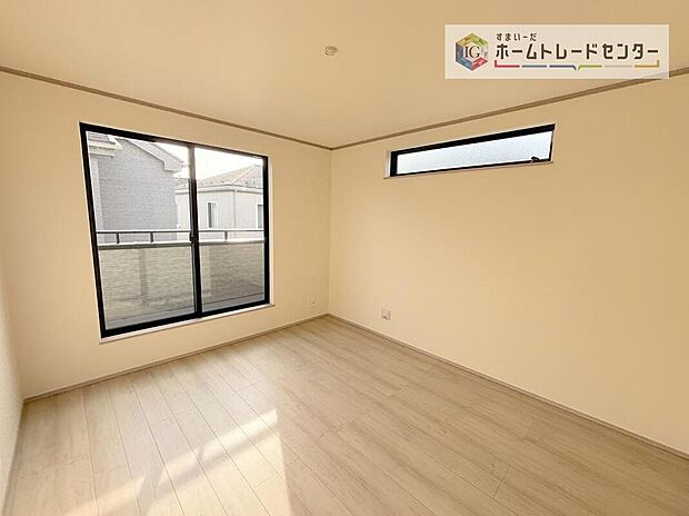 【リビング以外の居室】日当りの良さは写真でも充分に伝わるかと思いますが、開放感のある周囲にめぐまれたおかげで、風通しもとても良くなっております。ぜひ現地を見ていただき体感していただきたいポイントです。