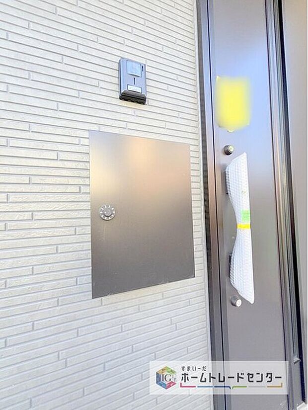 【その他設備】壁付きのポストは玄関先まで出ていく必要がないため、雨の日なども濡れずに郵便物を取りにいけます。