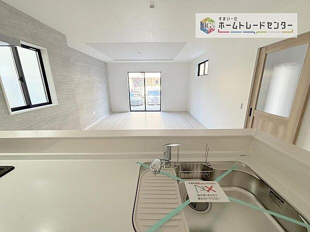 【【キッチン】】正面に壁がない対面型を採用しています。開放感に溢れ、家事をしながらお子様を見守れる安心設計です。