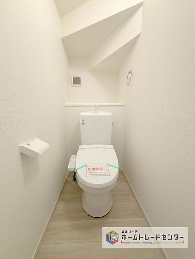 【【トイレ】】暖房機能の付いた便座は冬の寒い日にはあって良かったと本当に思います。もちろん快適で清潔なシャワー機能は標準で備えています。スペースも広くとっているので普段のお掃除もしやすいトイレスペースです。