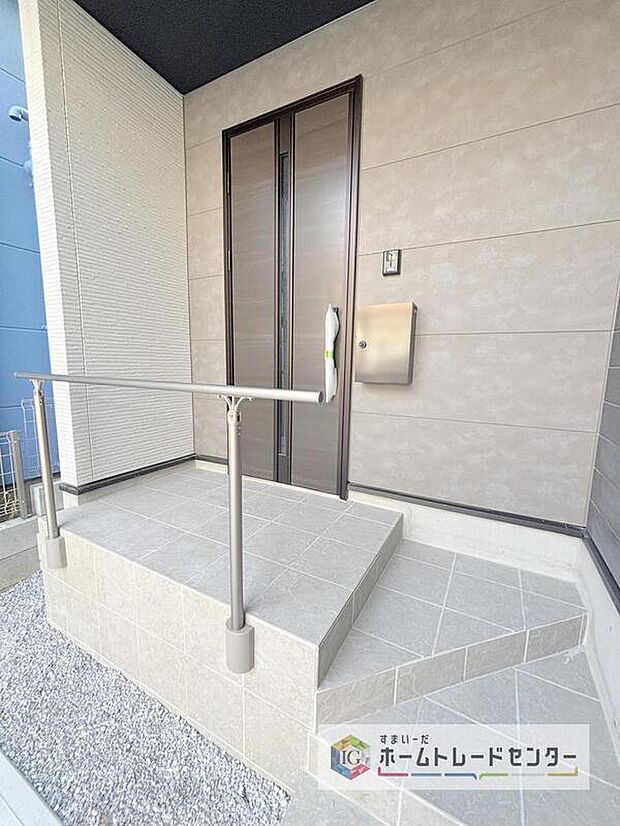 【玄関】駐車場横のアプローチを上がると、木目調の高級感のある玄関ドアがございます。玄関を開けると広々とした空間と収納も目の前に！玄関が広い家は入った瞬間から気持ちが良いです。ぜひご自身で確かめて見て下さい。