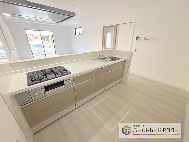 【キッチン】正面に壁がないため作業台からの景色があり、開放感があります。小さなお子様がいるご家庭では、お子様から目を離すことなく安心して料理することができます。