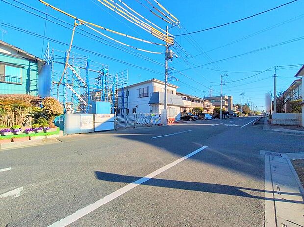 【前面道路含む現地写真】幅員約10mの広々とした前面道路。見通しが良く、駐車も楽々で毎日の出入りが快適です。開放的で日当たりも良好、ご家族みんなが暮らしやすい住まいです。