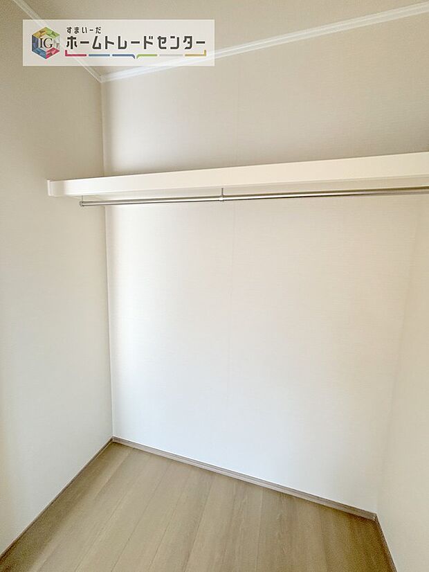 【収納】収納スペースは住宅を探す際には重要なポイントの一つだと思います。そのため少しでも空間が取れるところは可能な限り収納スペースとしたしました。居室をスッキリとお使いいただきたいお客様に大変喜ばれています。