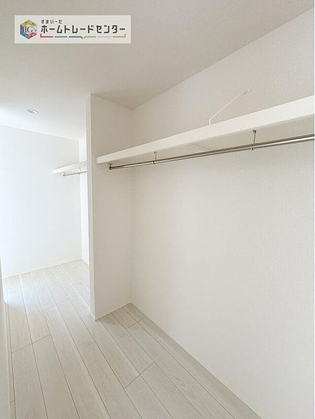 【収納】大容量のウォークインクローゼットです。どなた様でも収納に頭を悩ませたことがあるかと思います。ウォークインクローゼットがございますと一気に解決いたしますし、お部屋を最大限の空間ですっきりお使い頂けます。