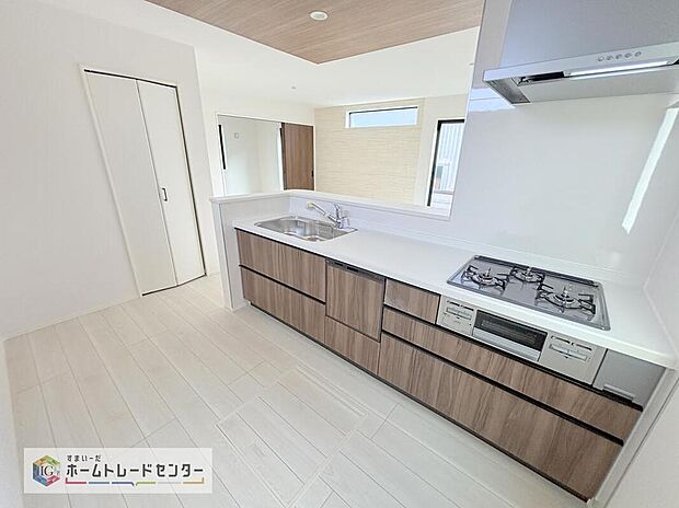 【キッチン】キッチンの横にはパントリーを設けました。そのまま食材の保管庫としてお使い頂いても良いですし、1階は何かと物が多くなるので、お掃除道具やお子様のおもちゃ収納にお使い頂いても良いかと思います。