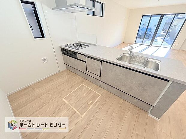 【【システムキッチン】】食洗機が標準装備でついています。家事は毎日の事、一日一日は少しの負担軽減でも、その少しを1年で考えれば大きな時間になります。自由に使えるお時間を増やしていただき、その分新居でおくつろぎ下さい。