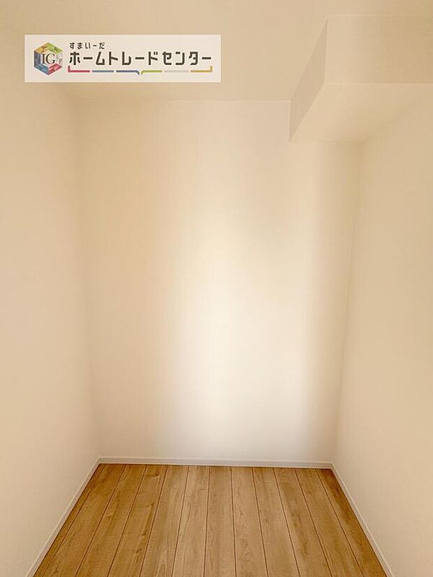 【収納】あると助かるウォークインクローゼットです。長く住むにつれて自然と多くなるお荷物も楽々しっかりと収納できます。また、時間のかかる衣替えも衣服の順番を変えるだけでいつでも簡単にできてストレスフリー。