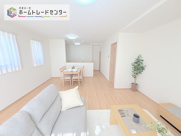 【リビング】縦長で奥行きのあるリビングは、家具の配置がしやすく使い勝手が非常に良いです。特にソファを配置した時にその便利さがお分かりいただけると思います。ゆったりと、くつろげる場所でなくてはならないと考えています