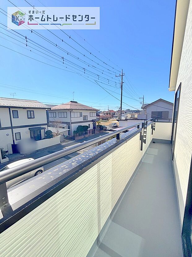 【バルコニー】バルコニーは2部屋以上からの出入りが可能となっております。同じ家族でも生活スタイルが異なる今の時代、昼間お休みになられている方がいても支障なくバルコニーを使えるために必要とされる要素かと思います。