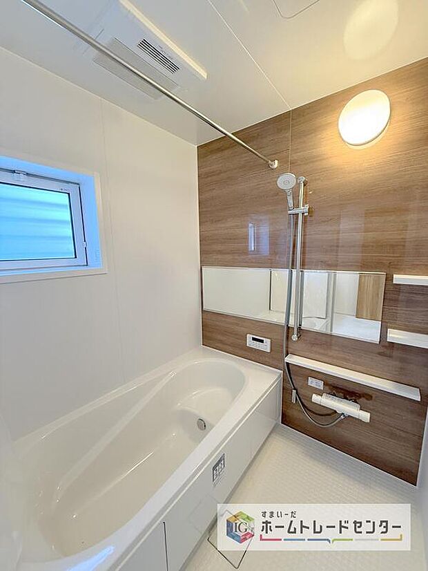 【【浴室】】一坪タイプのユニットバスは、足をしっかりと延ばして一日の疲れを癒すことが可能です。浴室暖房乾燥機も完備しておりますので、カビの心配が無いのはもちろん、雨の日のお洗濯物はお風呂で乾かせます。