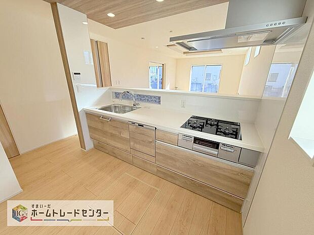 【キッチン】キッチンスペースはご家族みんなで作業ができるスペースを確保しております。みんなで楽しくお料理やお片付けをすれば、家事の時間も家族のコミュニケーションの時間に変わります。