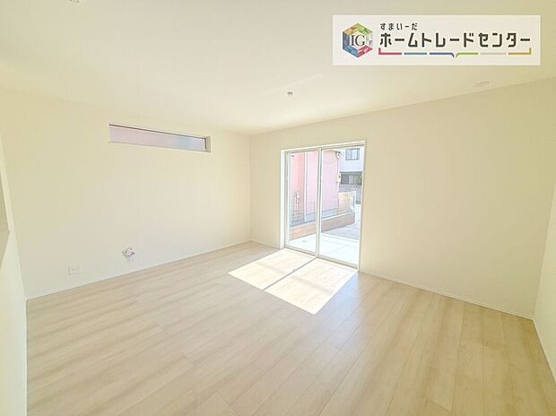 【リビング】リビングにはこだわって開口部を可能な限り多く設けました。日当たり、風通しを良くするのはもちろんですが、やはり人が集まる場所ですので、開放感が必要な場所だと思います。広々としたリビングをお楽しみください