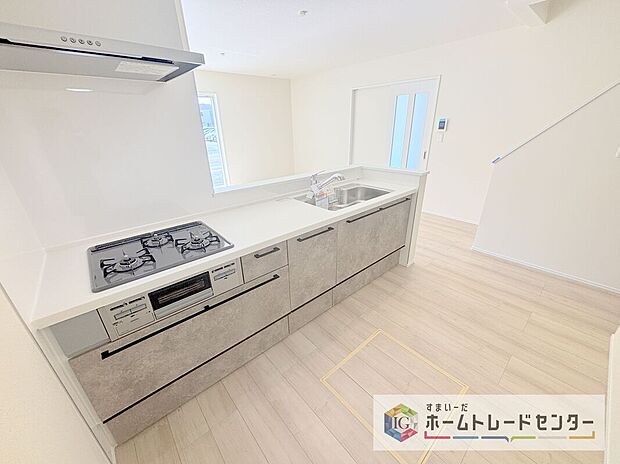 【キッチン】キッチンスペースはご家族みんなで作業ができるスペースを確保しております。みんなで楽しくお料理やお片付けをすれば、家事の時間も家族のコミュニケーションの時間に変わります。