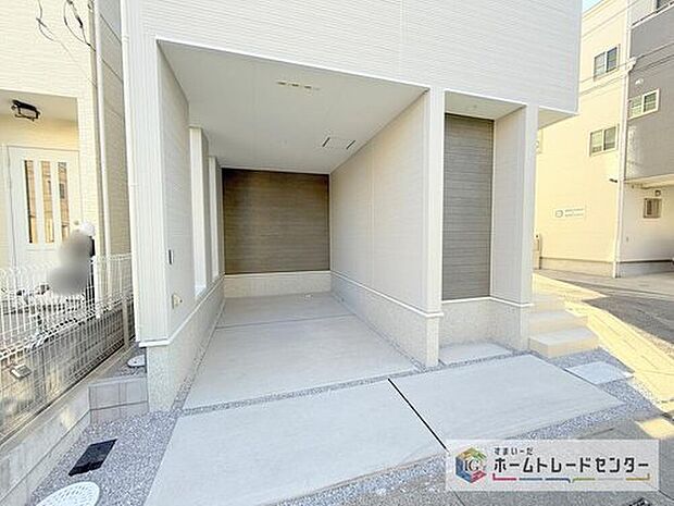 【【ビルトインガレージ】】台風の季節も大切な車を守ることができます。また雨が降っていても乗り降りを気にしなくてよい事や、買い物の荷物を取り込みやすさもメリットのひとつです♪