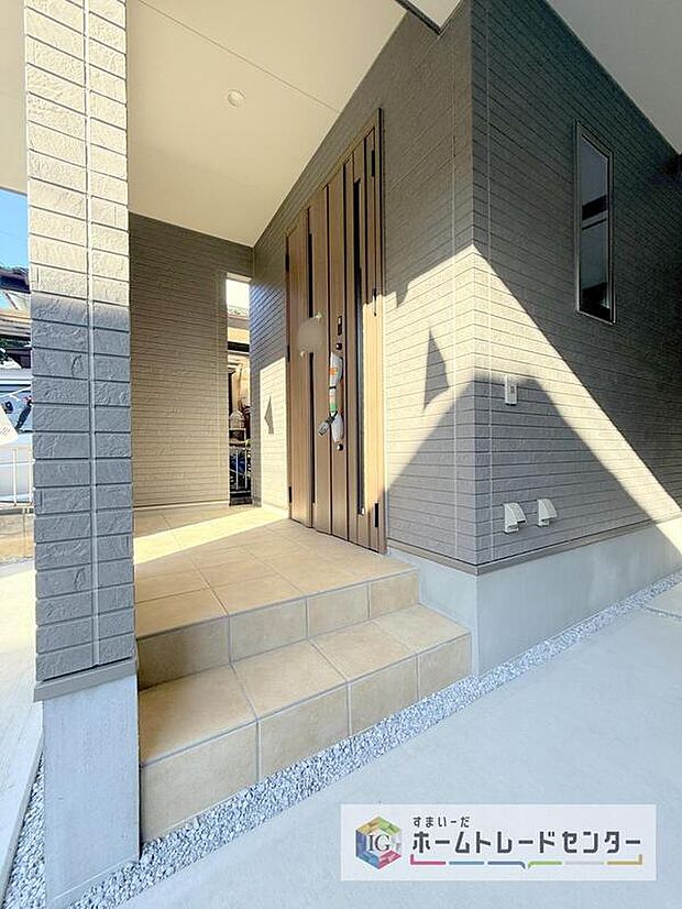 【玄関】駐車場横のアプローチを上がると、木目調の高級感のある玄関ドアがございます。玄関を開けると広々とした空間と収納も目の前に!玄関が広い家は入った瞬間から気持ちが良いです。ぜひご自身で確かめて見て下さい。