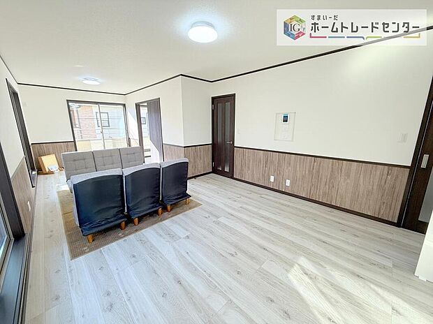 【リビング】縦長で奥行きのあるリビングは、家具の配置がしやすく使い勝手が非常に良いです。特にソファを配置した時にその便利さがお分かりいただけると思います。ゆったりと、くつろげる場所でなくてはならないと考えています