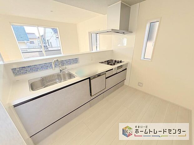 【【キッチン】】人気の対面式キッチン☆スライドタイプの収納を採用してますので、奥までしっかりと収納空間を利用できます。取り出しも簡単に♪