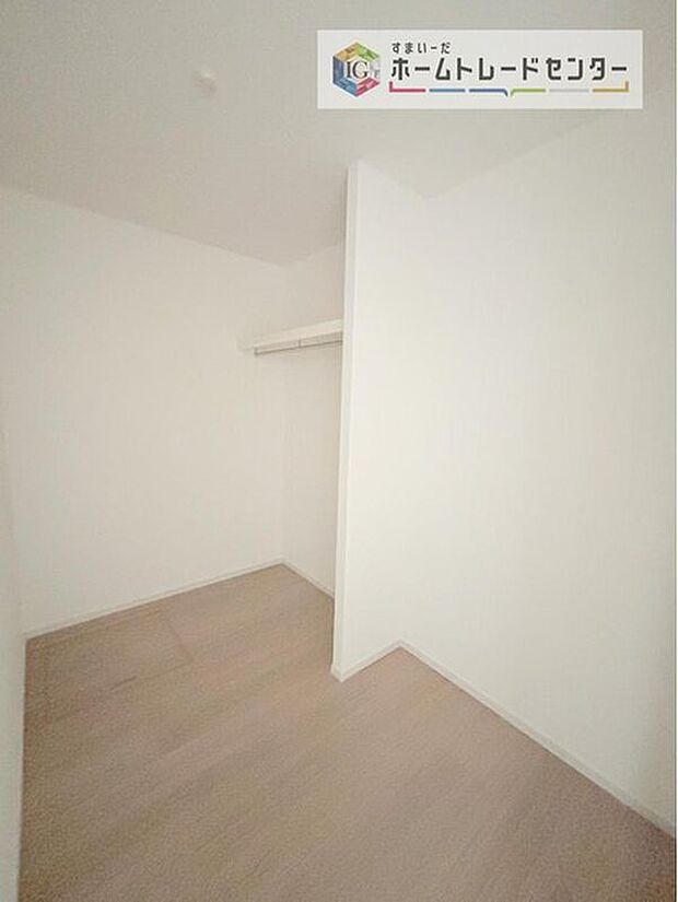 【収納】お子様との思い出もたっぷりしまえるファミリークローク。衣類だけでなく、鞄などの小物からスーツケースやレジャー用品などの大きな物までたっぷり収納出来ます。