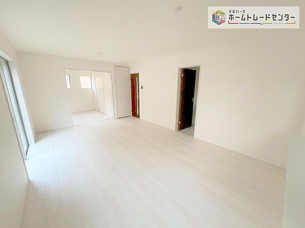 【リビング】LDKのリビングスペースです。広く奥行きのあるリビングの為、ダイニング、リビングの各スペースがしっかりと確保できます。お食事の後はこちらに移って皆様でおくつろぎください。