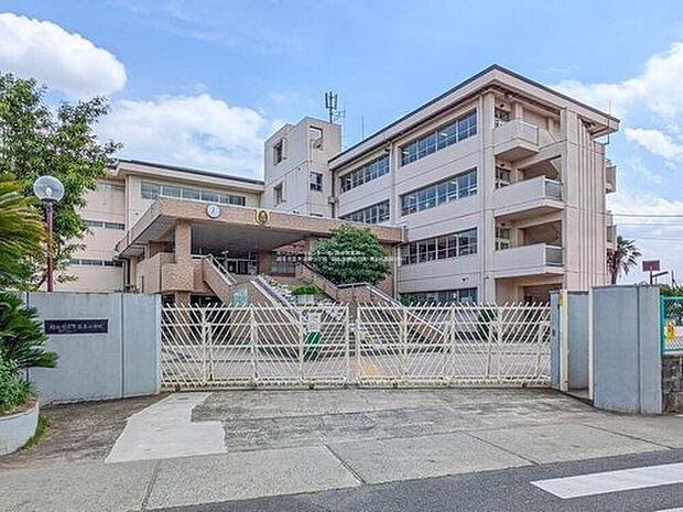 越谷市立大袋東小学校(約590m)