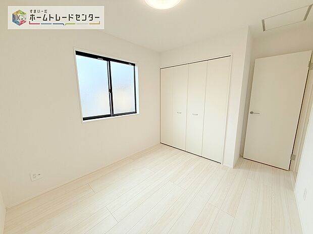 【リビング以外の居室】収納を完備している居室です。収納が豊富な住宅は居室空間がしっかりと使えるので暮らしやすさが断然に上がります。荷物を気にすることなく家具の配置をお好み通りにできるのも大きな魅力です。