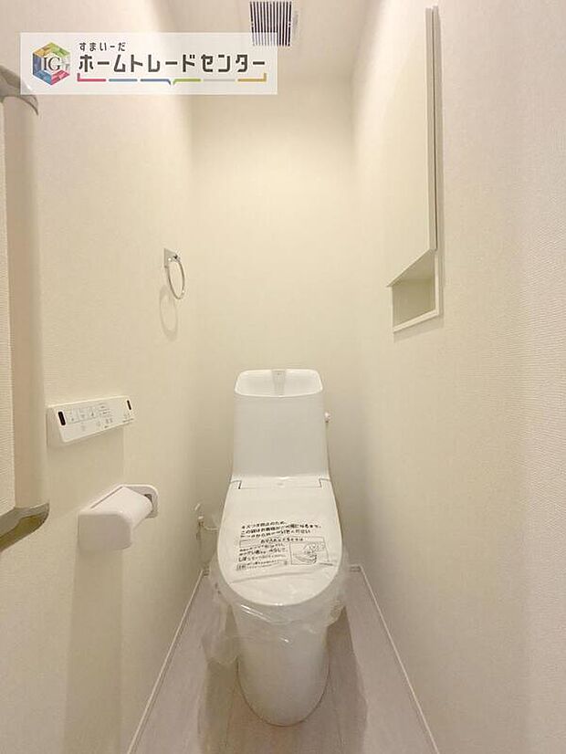 【【トイレ】】暖房機能の付いた便座は冬の寒い日にはあって良かったと本当に思います。もちろん快適で清潔なシャワー機能は標準で備えています。スペースも広くとっているので普段のお掃除もしやすいトイレスペースです。