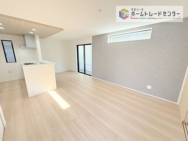 【リビング】キッチンから見て、横長のリビングはご来客時に、キッチンはもちろんダイニングスペースを視界に入れない配置が可能です。生活感をお客様に見せたくない方などにも喜ばれています。家具の配置もしやすいのも良いです