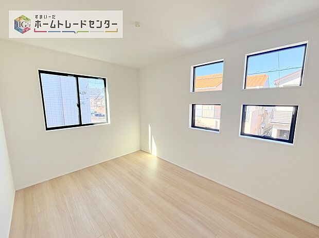 【洋室】2面採光の洋室です。窓からの眺望もよくなり視界が広いので、部屋にいても飽きません、そしてもちろん大切なのは明るさと風通し、明るい日差しと心地よい風で自分のお部屋でくつろげる贅沢をご提供します。