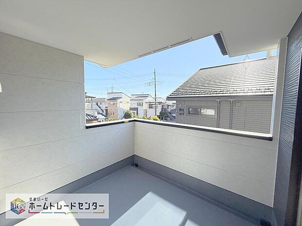 【バルコニー】南面に面したバルコニーはもちろん日当たり良好です。お洗濯物を干していただく際にも楽にできるように奥行きを広くお取りいたしました。明るく、暖かなゆとりあるスペースで快適に家事を行っていただけます。