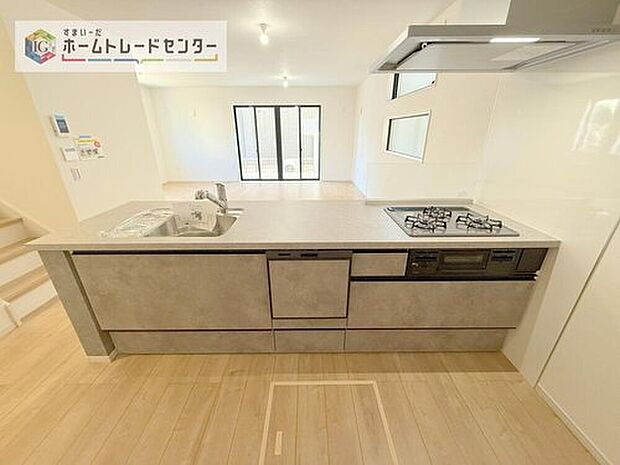 【【システムキッチン】】見栄えもよくお手入れもスムーズに出来ます。豊富な収納力もございますので、キッチンスペースをスッキリとお使い頂けそうです。