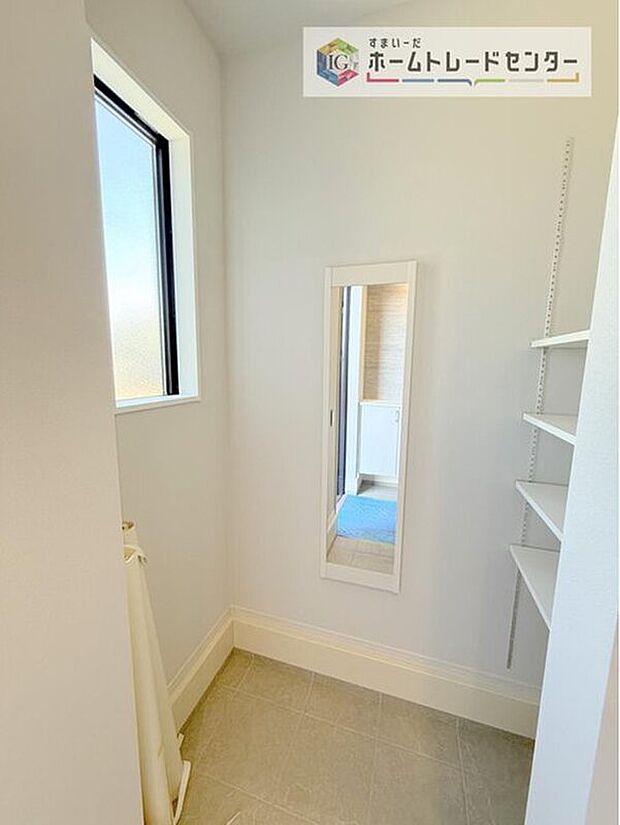 【【シューズインクローク】】ロングブーツやトレッキング靴もすっぽり収まる玄関収納。靴はもちろんベビーカーやお子さんの遊び道具なども置いていただけます。