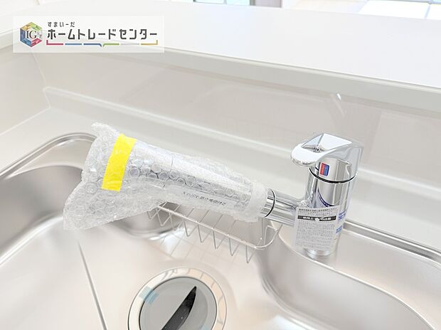 【【複層ガラス】】ペアガラスに挟まれた中空層のどちらか一方のガラス面にコーティングしたガラス。通常のペアガラスよりも断熱性に優れ、室内の居室などに採用。エアコンの費用を抑えています。