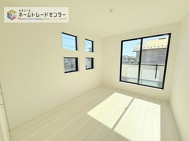 【洋室】全居室2面採光です。光を取り入れやすのはもちろんですが、建物全体の窓の数も増えておりますので、換気性能に優れた物件です。窓を開ければ家中を気持ちの良い風が通り抜けます。