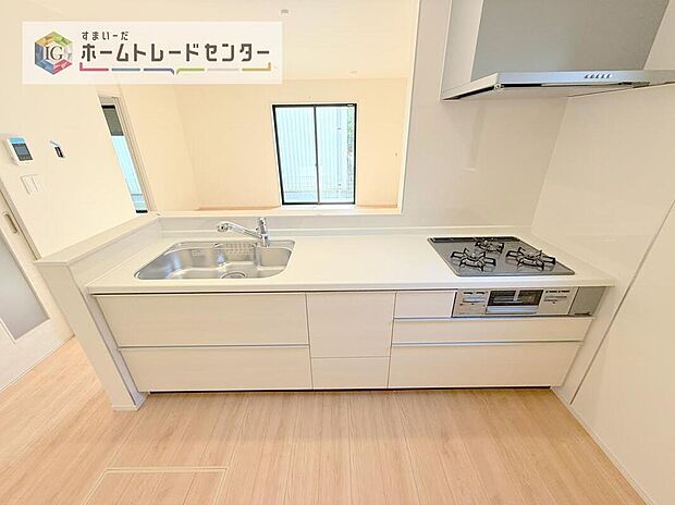 【【キッチン】】見栄えもよくお手入れもスムーズに出来ます。豊富な収納力もございますので、キッチンスペースをスッキリとお使い頂けそうです。