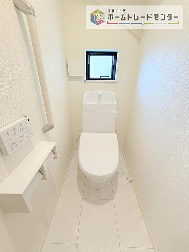 【【トイレ】】暖房機能の付いた便座は冬の寒い日にはあって良かったと本当に思います。もちろん快適で清潔なシャワー機能は標準で備えています。スペースも広くとっているので普段のお掃除もしやすいトイレスペースです。