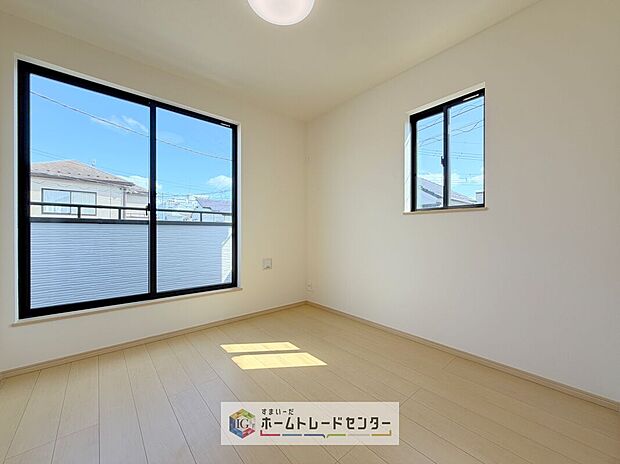 【洋室】2面採光の洋室です。窓からの眺望もよくなり視界が広いので、部屋にいても飽きません、そしてもちろん大切なのは明るさと風通し、明るい日差しと心地よい風で自分のお部屋でくつろげる贅沢をご提供します。