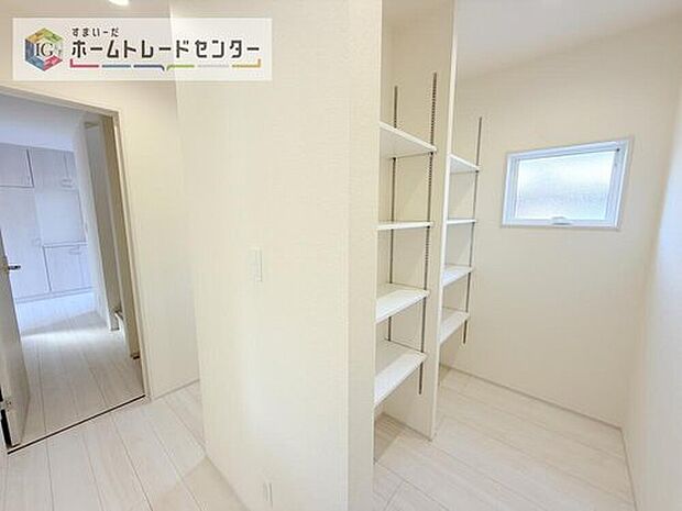 【収納】広々したパントリーは、ミネラルウォーターや調味料など、まとめ買いしても置き場所の心配がいりません。育ちざかりのお子様を持つママにとっても嬉しいスペースです。玄関ホールから直接アクセスできるのも◎