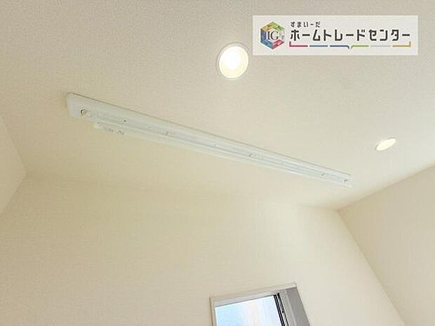 【【室内物干し】】急な雨にも対応できる室内物干しが標準装備のため、バルコニーの屋根を設置するは必要がありません。風の強い日でも気にせずお洗濯ができます。