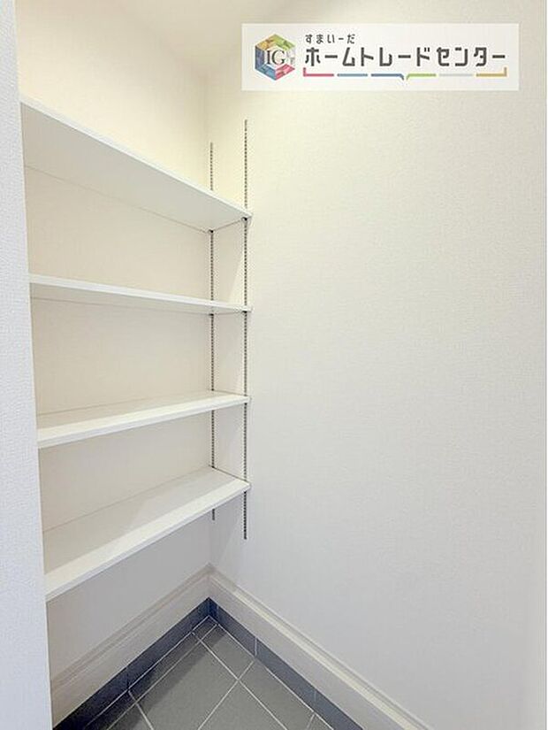 【【シューズインクローク】】ロングブーツやトレッキング靴もすっぽり収まる玄関収納。靴はもちろんベビーカーやお子さんの遊び道具なども置いていただけます。