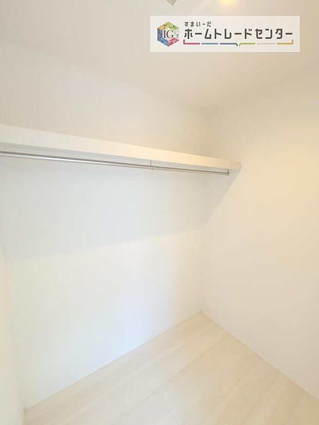 【収納】あると助かるウォークインクローゼットです。長く住むにつれて自然と多くなるお荷物も楽々しっかりと収納できます。また、時間のかかる衣替えも衣服の順番を変えるだけでいつでも簡単にできてストレスフリー。