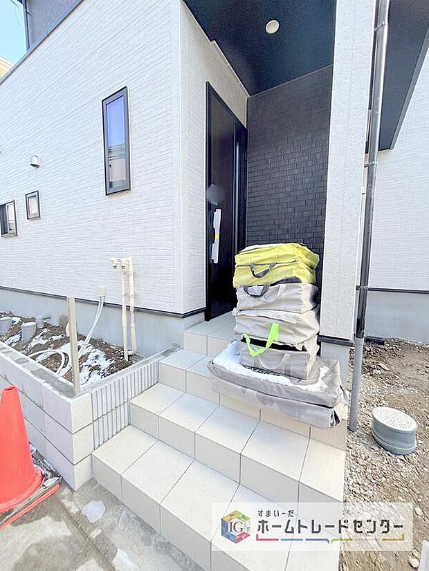 【玄関】駐車場横のアプローチを上がると、木目調の高級感のある玄関ドアがございます。玄関を開けると広々とした空間と収納も目の前に!玄関が広い家は入った瞬間から気持ちが良いです。ぜひご自身で確かめて見て下さい。