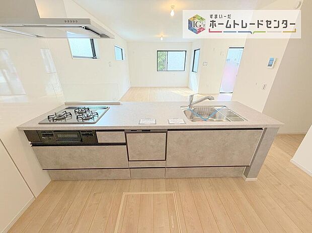 【キッチン】キッチンには大容量のオールスライド式の収納を採用しております。奥までしっかりと収納として活用でき、取り出す時も手前の物をどかしたりする手間など掛かりません、キッチン周りをいつもスッキリにしておけます。