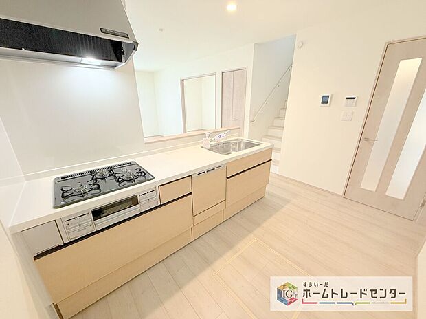 【キッチン】食洗機が標準装備でついています。家事は毎日の事、一日一日は少しの負担軽減でも、その少しを1年で考えれば大きな時間になります。自由に使えるお時間を増やしていただき、その分新居でおくつろぎ下さい。