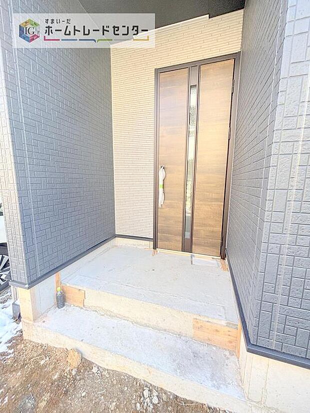 【玄関】アプローチを上がると、木目調の高級感のある玄関ドアがございます。玄関を開けると広々とした空間と収納も目の前に!玄関が広い家は入った瞬間から気持ちが良いです。ぜひご自身で確かめて見て下さい。