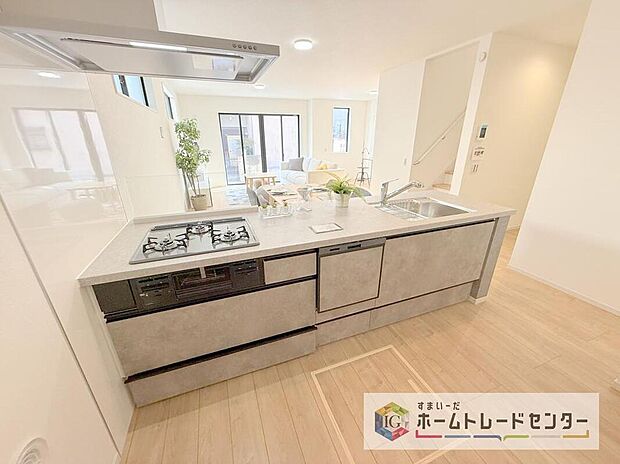 【【システムキッチン】】食洗機が標準装備でついています。家事は毎日の事、一日一日は少しの負担軽減でも、その少しを1年で考えれば大きな時間になります。自由に使えるお時間を増やしていただき、その分新居でおくつろぎ下さい。