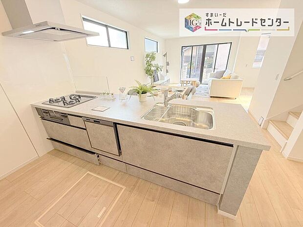 【キッチン】リビング全体が見渡せる対面キッチン。お子様を見守りながらお料理をしたり、家族と談笑しながら家事ができます。また、対面でカウンターが設置されているため、バーカウンターのような空間も作ることができます。