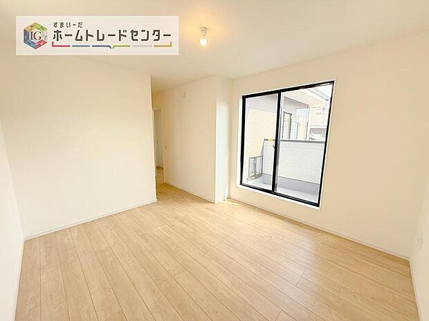 【リビング以外の居室】主寝室は8.7帖、お子様がまだ小さいご家庭なら2階のお部屋はここだけでいいかもしれません、もちろんウォークインクローゼットがついておりますので、荷物に悩まされることなく、好きに家具の配置ができます