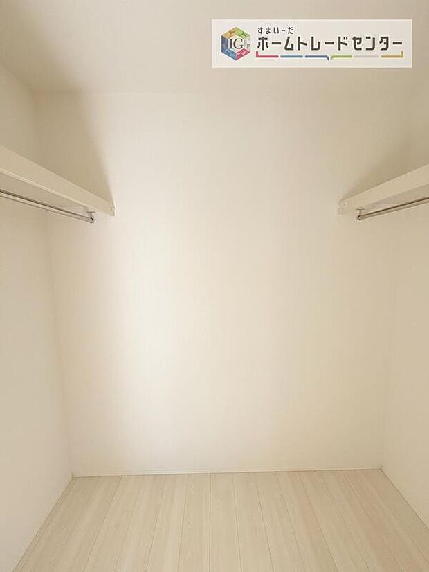 【収納】大容量のウォークインクローゼットです。どなた様でも収納に頭を悩ませたことがあるかと思います。ウォークインクローゼットがございますと一気に解決いたしますし、お部屋を最大限の空間ですっきりお使い頂けます。