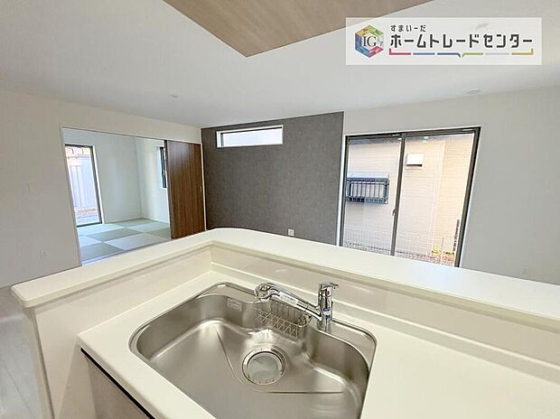 【キッチン】キッチンからリビングを見渡せますので、お料理やお片付け中もご家族のコミュニケーションをお取りいただけます。そしてキッチン自体も明るくなりますし、風も抜けますので衛生面で見ても安心いただける作りです。